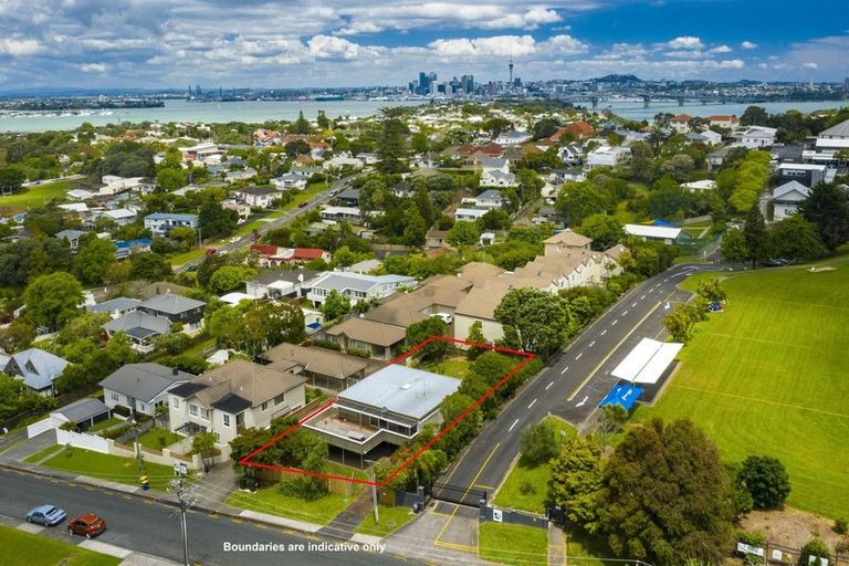 Photo of property in 51 Gladstone Road, Northcote, Auckland, 0627