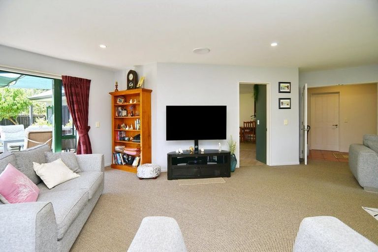 Photo of property in 21 Thornwood Place, Redwood, Christchurch, 8051