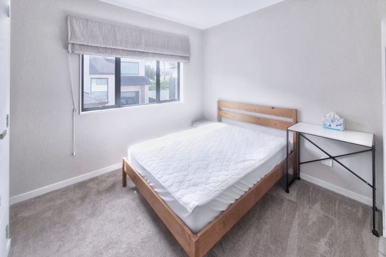 Photo of property in 19a Northcross Drive, Oteha, Auckland, 0632