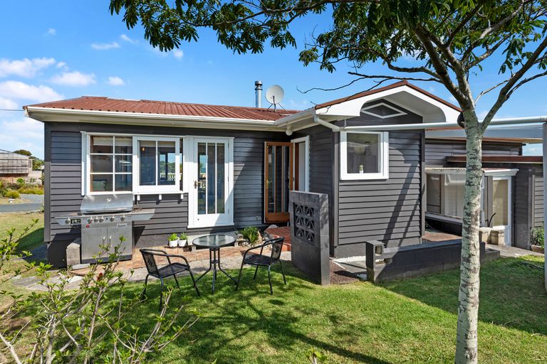 Photo of property in 4 Penguin Street, Leigh, 0985