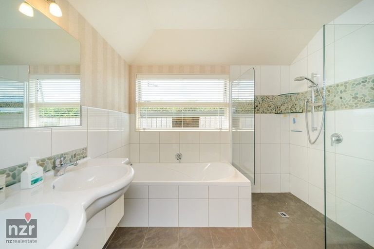 Photo of property in 3 Ron Place, Fitzherbert, Palmerston North, 4410