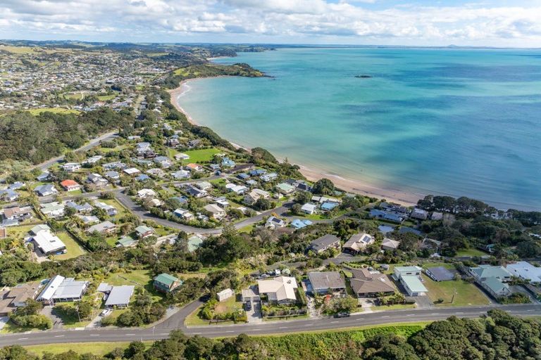 Photo of property in 16 Rangikapiti Road, Coopers Beach, 0420