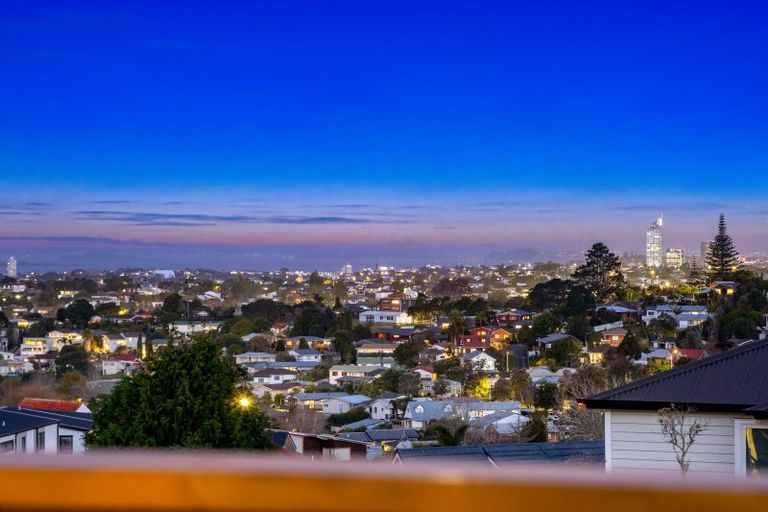 Photo of property in 15 Tableau Place, Totara Vale, Auckland, 0629