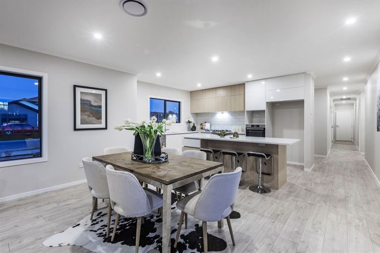 Photo of property in 8 Vogwill Road, Kumeu, 0810