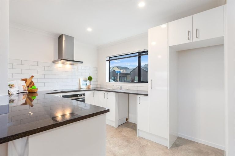 Photo of property in 48 Black Beech Crescent, Takanini, 2110