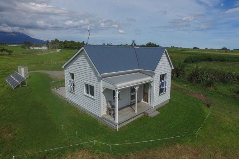 Photo of property in 210 Mirikau Road, Warea, New Plymouth, 4381