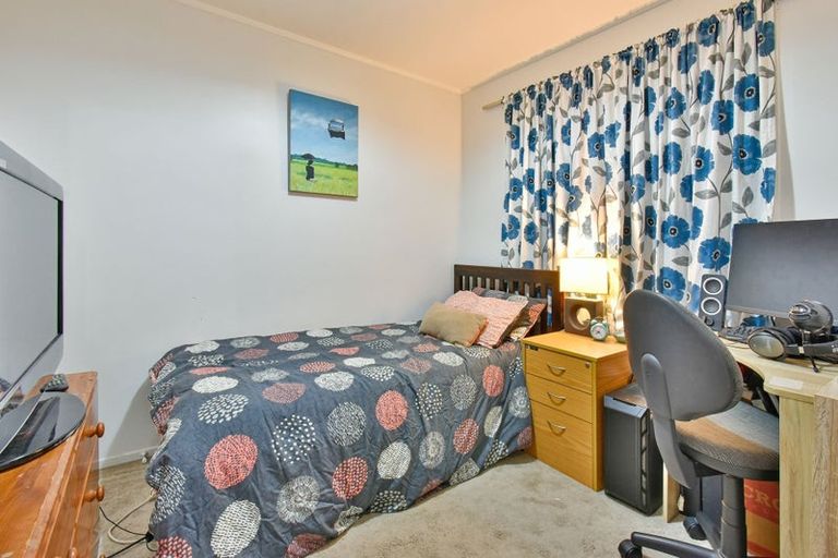 Photo of property in 2/18 Etherton Drive, Weymouth, Auckland, 2103