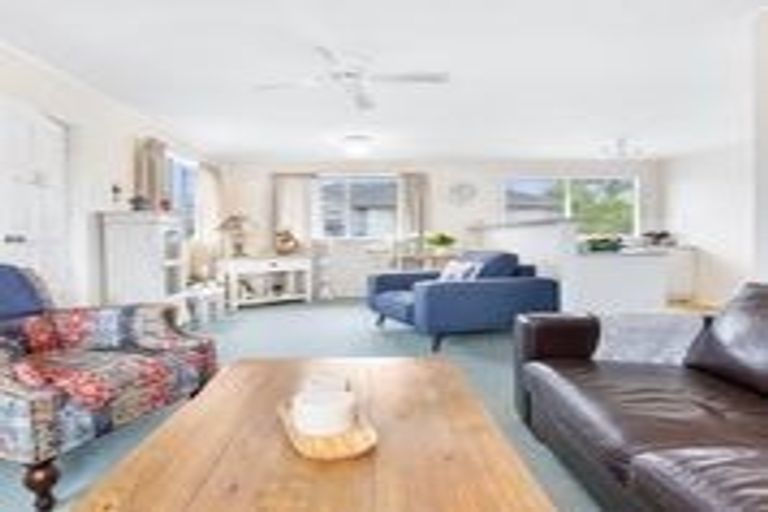 Photo of property in 54a Yeovil Road, Te Atatu Peninsula, Auckland, 0610