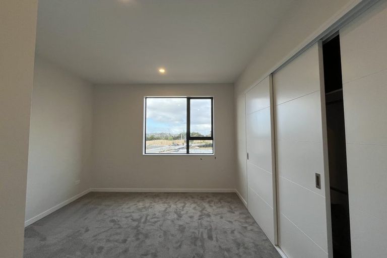 Photo of property in 19 Kuaha Road, Massey, Auckland, 0614
