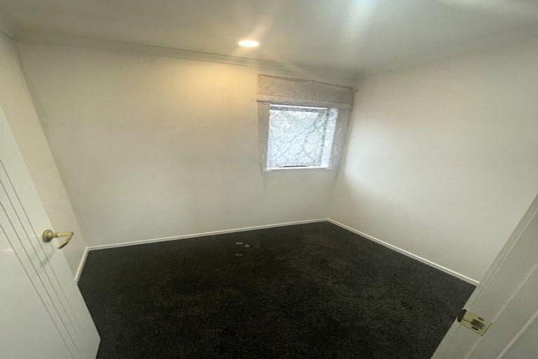 Photo of property in 1/4214a Great North Road, Glendene, Auckland, 0602