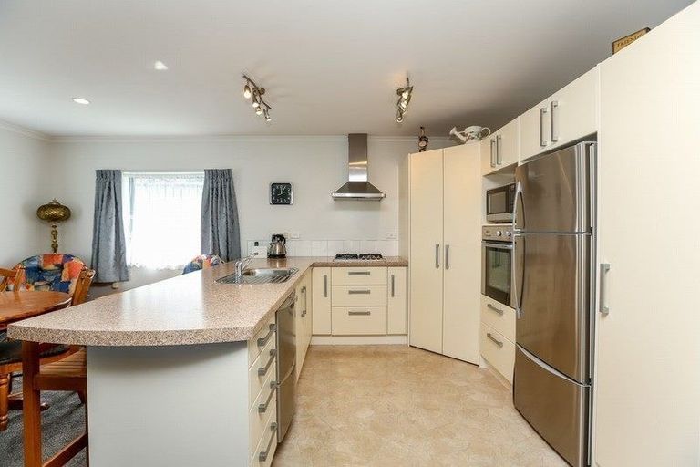 Photo of property in 5a Simons Street, Moturoa, New Plymouth, 4310