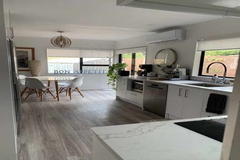 Photo of property in 2/11 Emery Grove, Bayview, Auckland, 0629