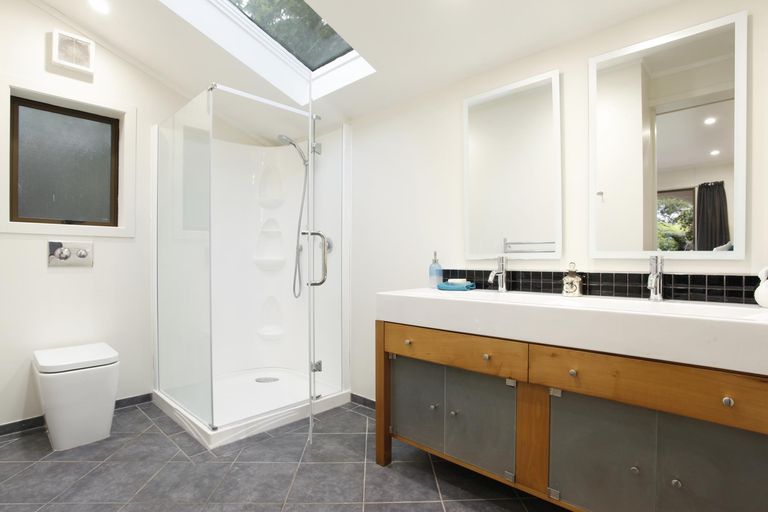 Photo of property in 24 Atarua Gardens, Waiatarua, Auckland, 0604