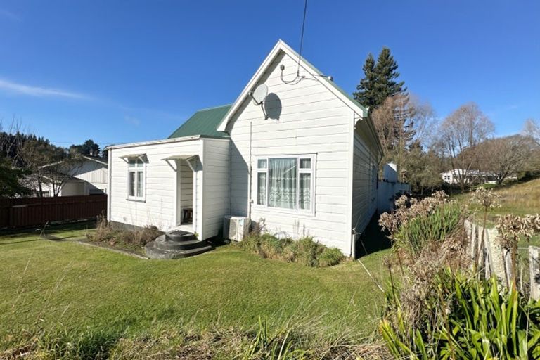 Photo of property in 3 Waitipapa Road, Hunterville, 4730