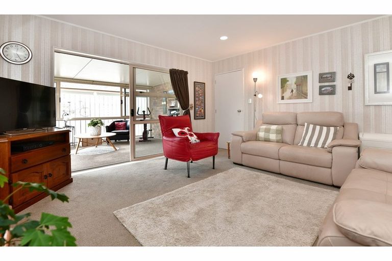 Photo of property in 2/11 Milton Road, Orewa, 0931