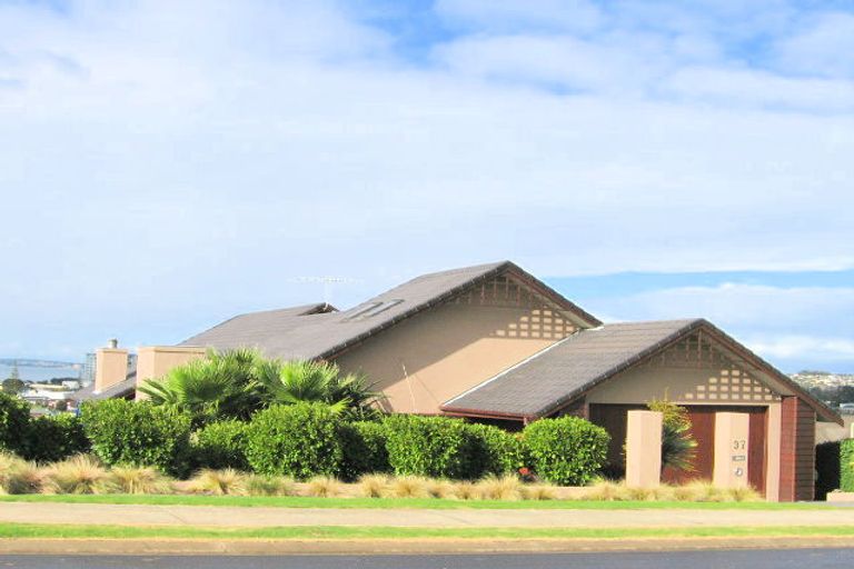 Photo of property in 37 Grovenor Drive, Orewa, 0931