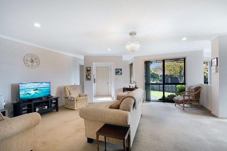 Photo of property in 14 Fairford Avenue, Henderson, Auckland, 0612