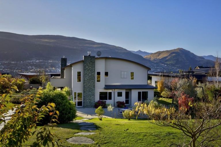 Photo of property in 14 Milward Place, Kelvin Heights, Queenstown, 9300