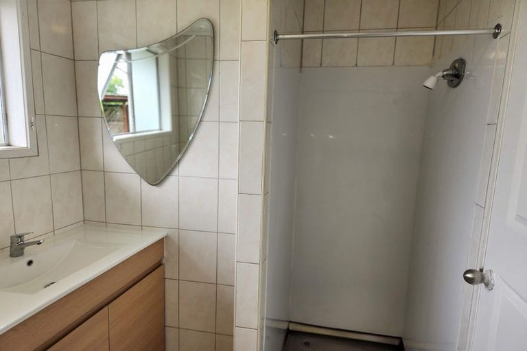 Photo of property in 18 Foyle Place, Glendene, Auckland, 0602