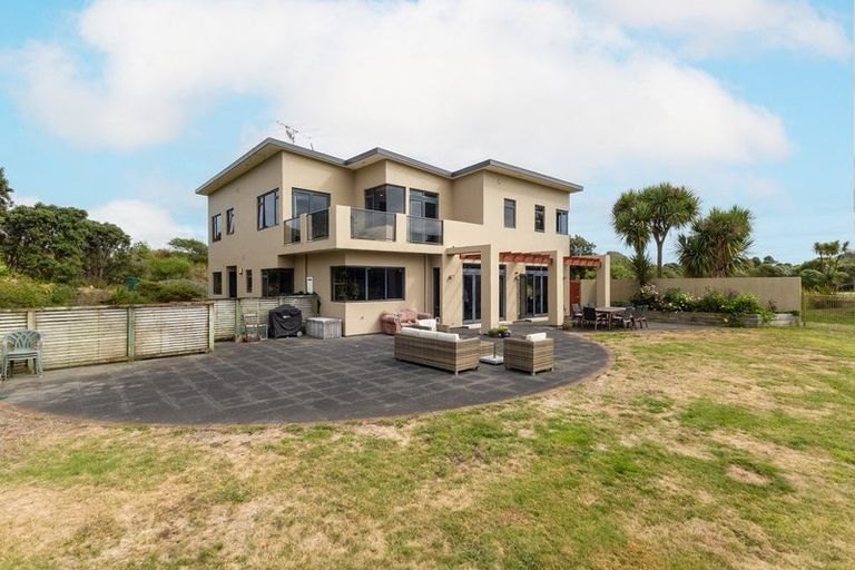 Photo of property in 114 Rutherford Drive, Waikanae Beach, Waikanae, 5036
