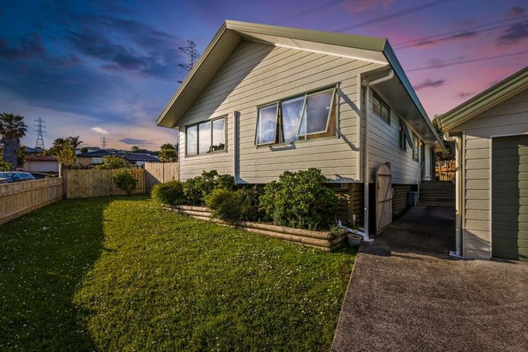Photo of property in 11 Killygordon Place, Massey, Auckland, 0614