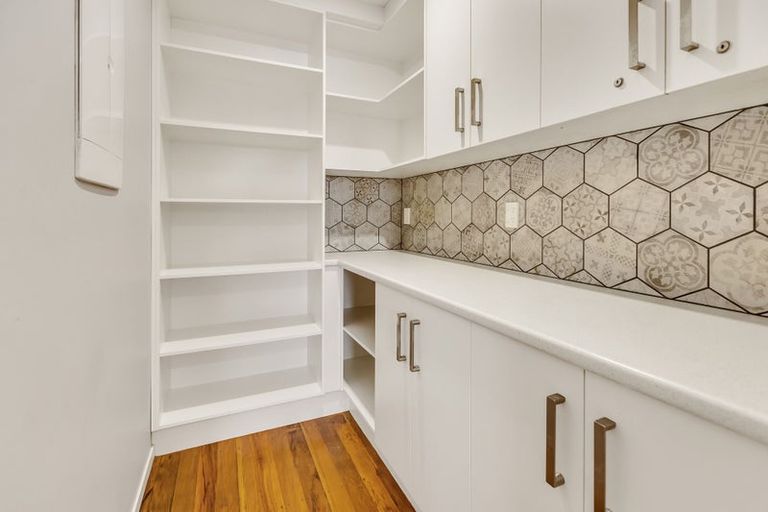 Photo of property in 2/16 Hillcrest Avenue, Hillcrest, Auckland, 0627