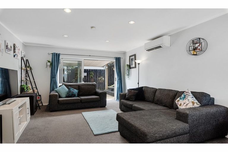 Photo of property in 2/272 Glamorgan Drive, Northcross, Auckland, 0630