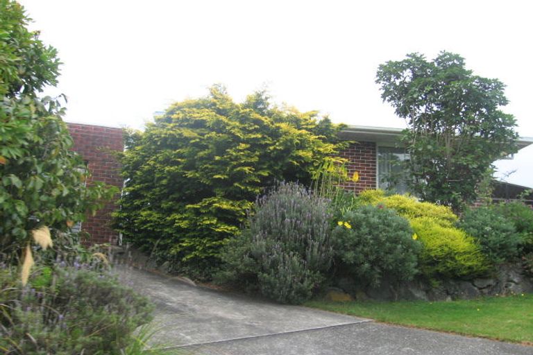 Photo of property in 18 Walnut Way, Maungaraki, Lower Hutt, 5010