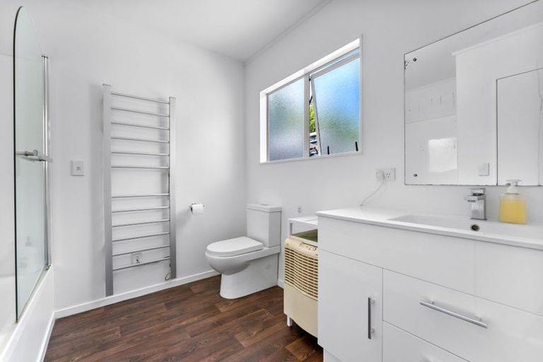 Photo of property in 8a Aplin Place, Birkdale, Auckland, 0626