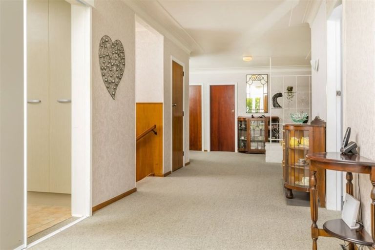 Photo of property in 1066 Scenic Drive North, Swanson, Auckland, 0816