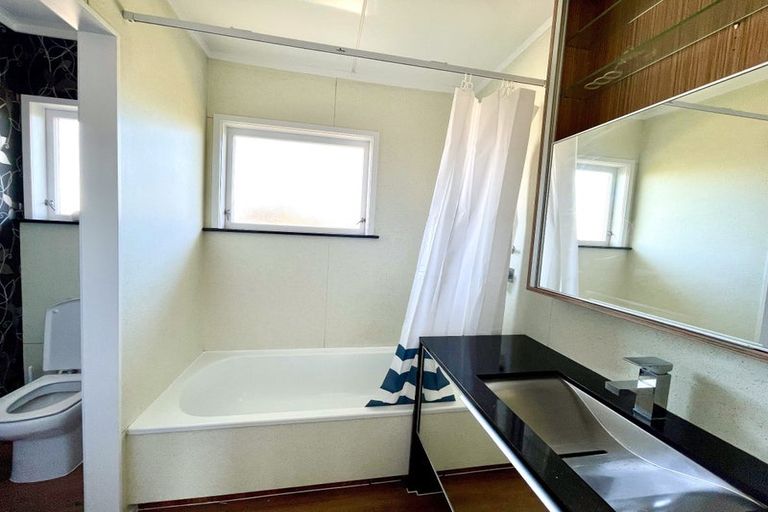 Photo of property in 47 School Road, Te Atatu South, Auckland, 0610