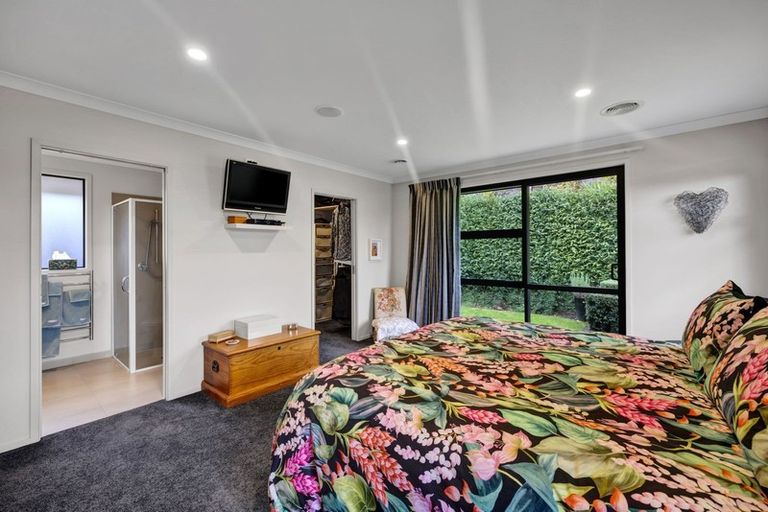 Photo of property in 4 Manukaka Heights, Hurdon, New Plymouth, 4310