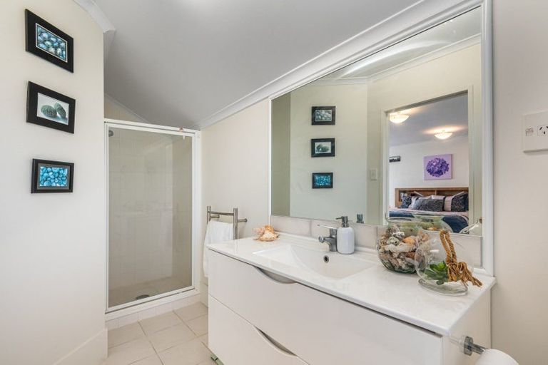 Photo of property in 17 Ryehill Close, New Lynn, Auckland, 0600