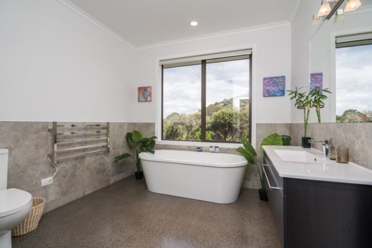 Photo of property in 64 Onekainga Rise, Whananaki, Hikurangi, 0181