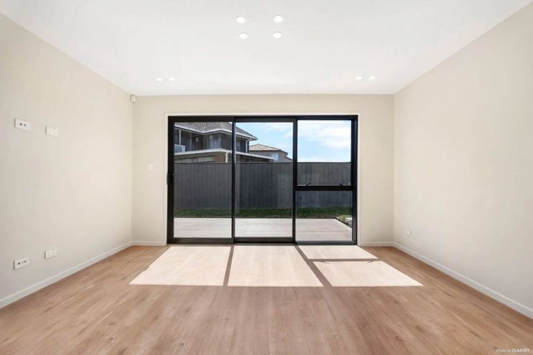 Photo of property in 4b The Parade, Bucklands Beach, Auckland, 2012