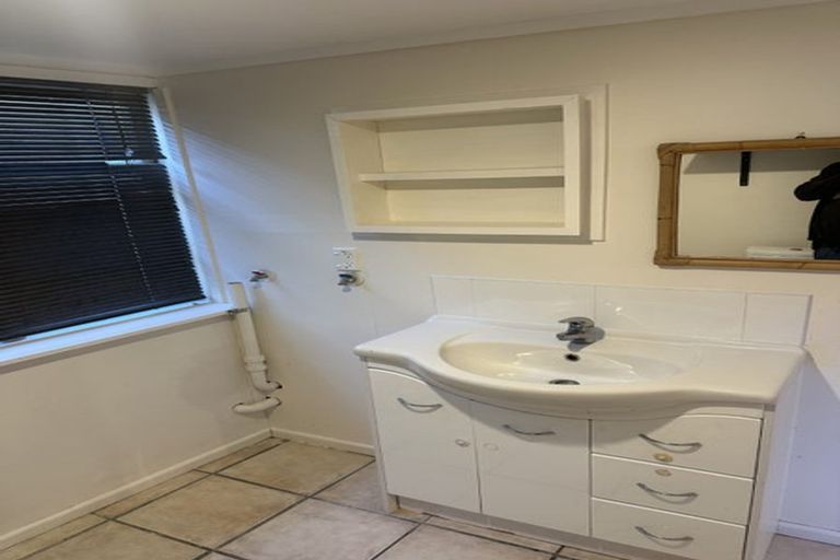 Photo of property in 26 Valley View Road, Glenfield, Auckland, 0629
