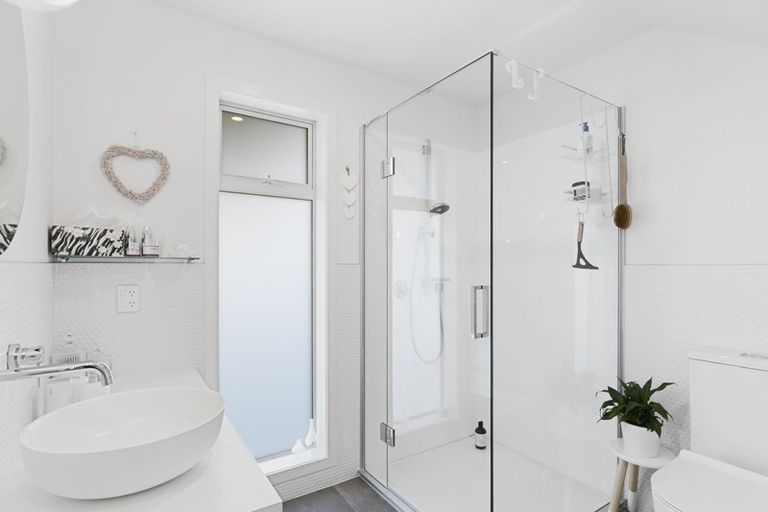 Photo of property in 98 Silverstream Road, Crofton Downs, Wellington, 6035