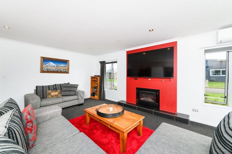 Photo of property in 3 D'urville Place, Kelvin Grove, Palmerston North, 4414