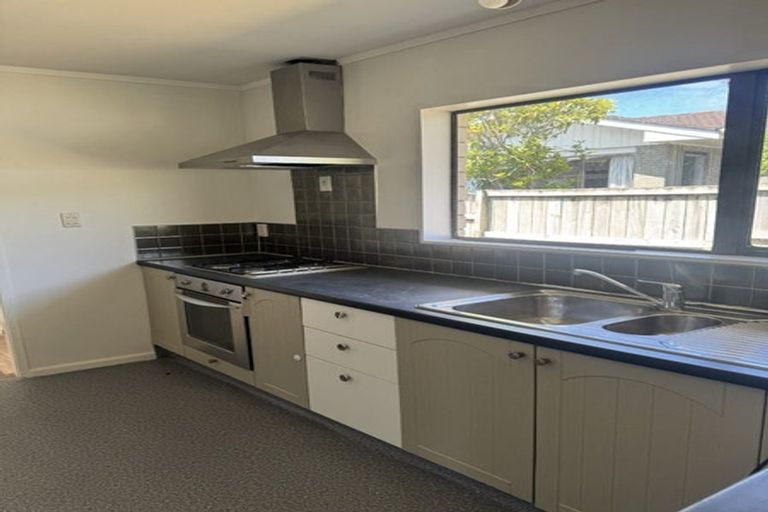 Photo of property in 2 Darlington Place, Glendene, Auckland, 0602