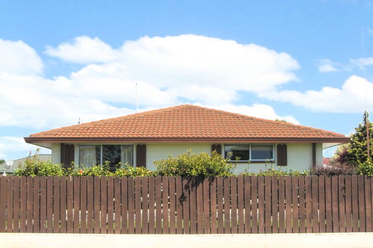 Photo of property in 1/15 Chipping Lane, Redwood, Christchurch, 8051