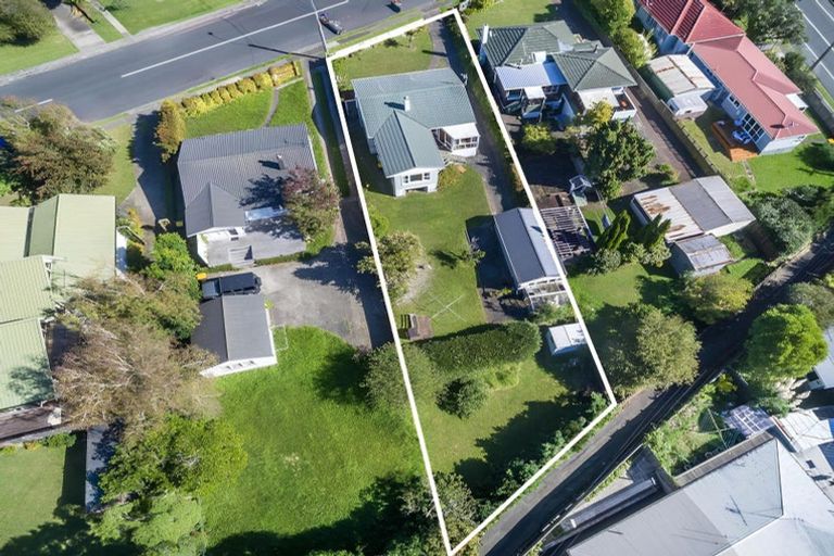 Photo of property in 14 Exmouth Road, Northcote, Auckland, 0627