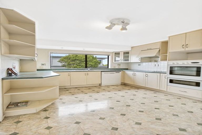 Photo of property in 1/43 Eastcliffe Road, Castor Bay, Auckland, 0620