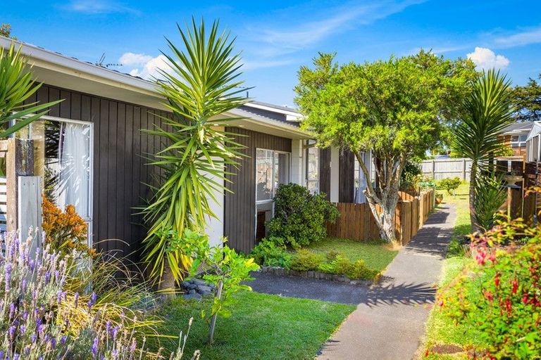 Photo of property in 4/109a Te Atatu Road, Te Atatu South, Auckland, 0610