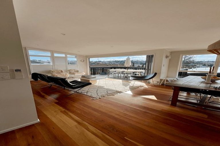 Photo of property in 1/51 East Coast Road, Milford, Auckland, 0620