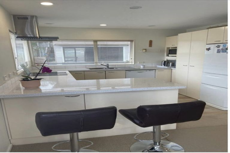 Photo of property in 2/46a Blakeborough Drive, Forrest Hill, Auckland, 0620