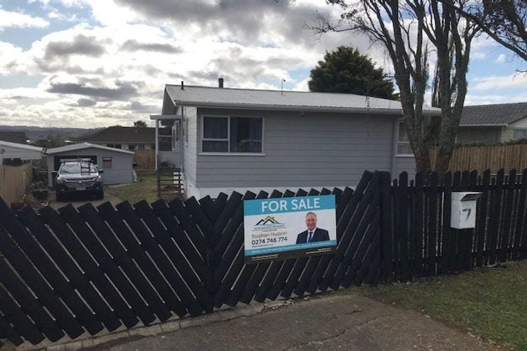 Photo of property in 7 Devonshire Road, Unsworth Heights, Auckland, 0632