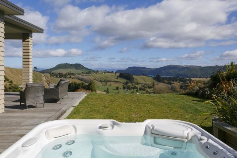 Photo of property in 32 Piro Place, Acacia Bay, Taupo, 3385