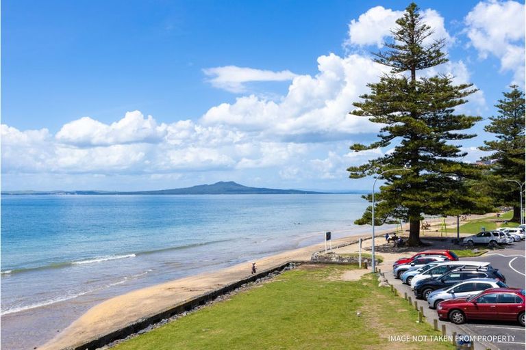 Photo of property in 2/12 Surville Place, Mairangi Bay, Auckland, 0630