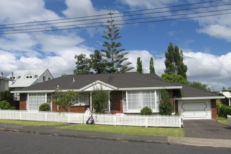 Photo of property in 2/1 Brian Avenue, Forrest Hill, Auckland, 0620