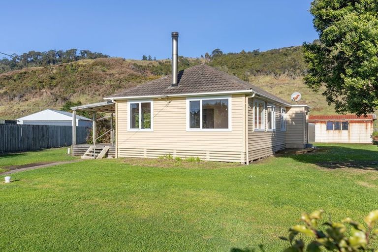 Photo of property in 3 Main Rd Ngakawau, Ngakawau, 7824